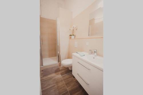 柏林City Home Ku'damm的浴室配有白色水槽和卫生间。