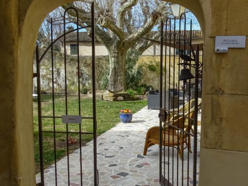 蒙法维克洛斯圣皮埃尔德弗雷斯住宿加早餐旅馆的通往花园的大门,花园后面有树