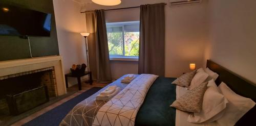 Village Cascais Guest House客房内的一张或多张床位