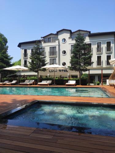 萨潘贾拉尔酒店的大楼前设有游泳池的酒店