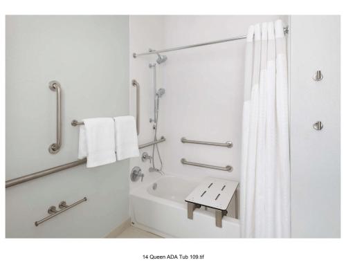 科罗拉多斯普林斯Holiday Inn Express & Suites Colorado Springs-Airport, an IHG Hotel的带淋浴和白色淋浴帘的浴室