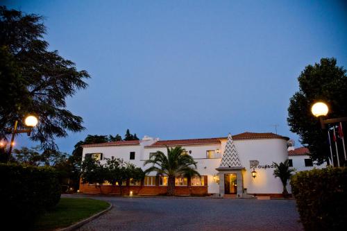 埃尔瓦斯圣卢西亚艾瓦斯酒店的前面有一棵树的白色大建筑
