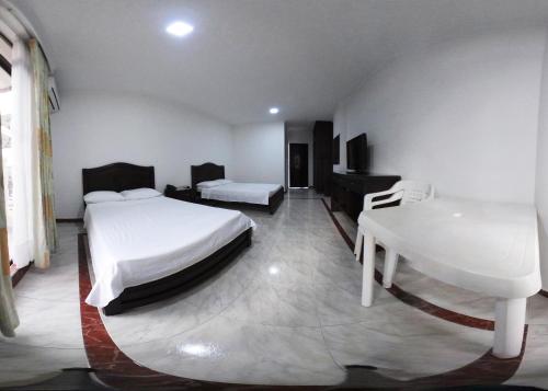 Zahira Hotel Melgar客房内的一张或多张床位
