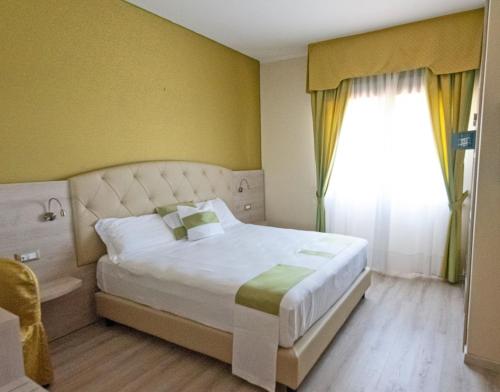 卡萨罗爱米迪克瑞斯酒店客房内的一张或多张床位