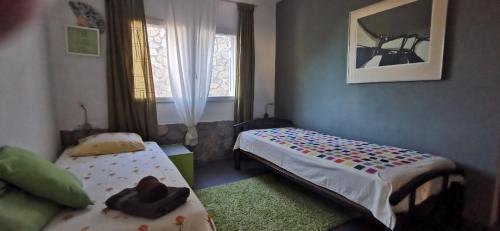 帕尔斯Casafuera的一间小卧室,配有两张床和窗户