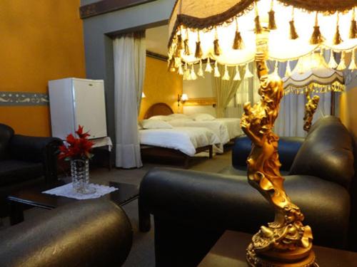 波托西Cerro Rico的带一张床和一盏灯的卧室