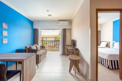 塞古罗港Apartamento Ondas Resort的酒店客房,配有床和沙发