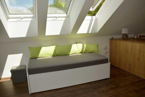 ArbesbachLandhof Böhm的配有2扇窗户的客房内的1张床