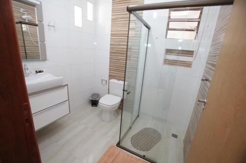 伊瓜苏Cantinho da Sônia的一间带卫生间和玻璃淋浴间的浴室