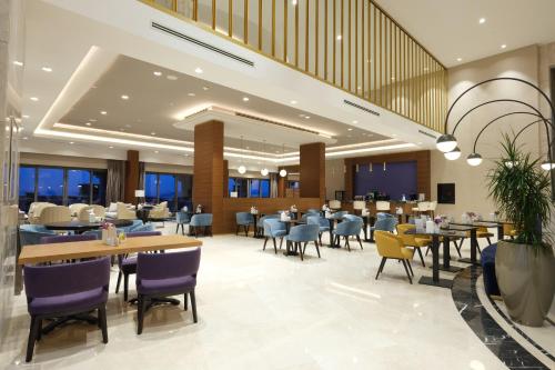 伊斯坦布尔Birun Ada Hotel的餐厅内带桌椅的用餐室