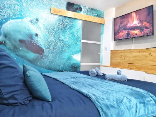 巴尔☆ OURS & SPA ☆ COSY ☆ MAGIC ☆ LOCBNB ☆的卧室,卧室里有一头北极熊在水中游泳
