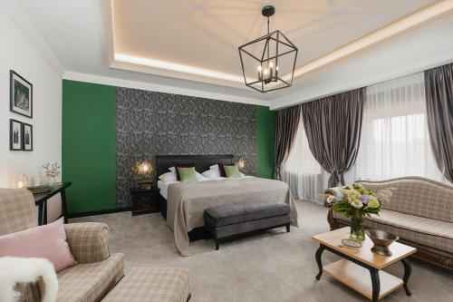 陶尔曹尔Andrássy Kúria & Spa的酒店客房,设有床铺和绿色的墙壁