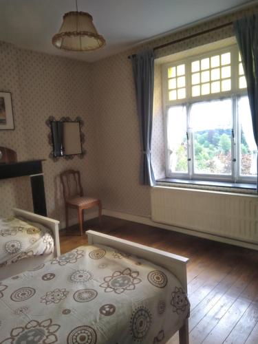 哈穆瓦尔美好时光别墅旅馆的一间卧室设有两张床和窗户。