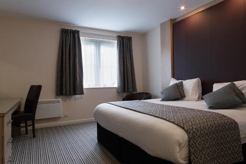 杜伦 达拉谟班纳蒂尼酒店的酒店客房设有两张床和窗户。