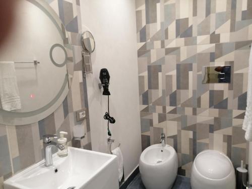巴勒莫Federico 70 Zaffiro Luxury的一间带水槽、镜子和卫生间的浴室