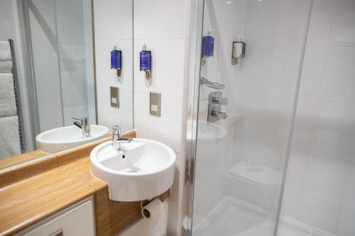 杜伦 达拉谟班纳蒂尼酒店的白色的浴室设有水槽和淋浴。