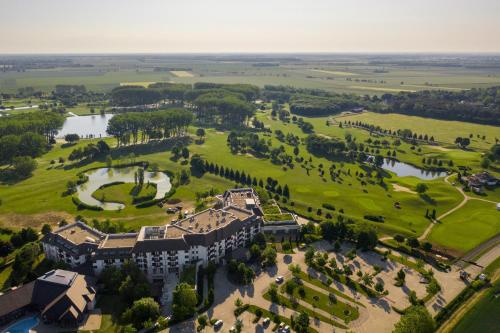比克Greenfield Hotel Golf & Spa Superior的享有凡尔赛宫的空中景色,设有公园