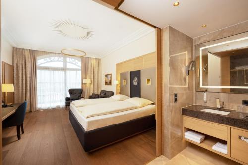 阿尼夫弗里萨切酒店的一间酒店客房 - 带一张床和一间浴室