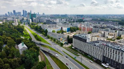 华沙City Break Wolska Aparthotel的城市空中景观与高速公路