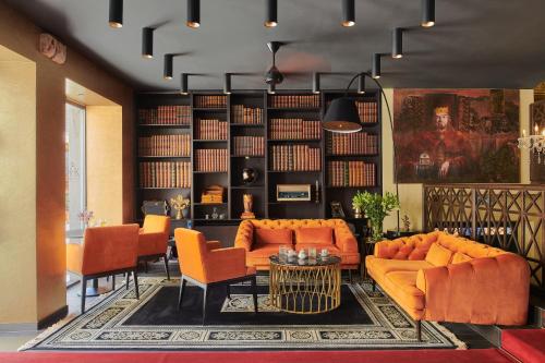 希贝尼克King Kresimir Heritage Hotel的客厅配有橙色家具和书籍