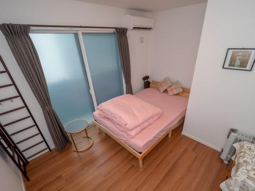 镰仓市Kamakura International House Double Room w Shower Toilette - Vacation STAY 11408的窗户客房内的小床