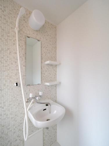 镰仓市Kamakura International House Japanese-style room w Shower Toilette - Vacation STAY 11585的一间带水槽和镜子的浴室