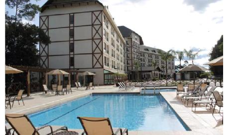 AracêCOND Vista azul hotel的一座带椅子的大型游泳池和一座建筑