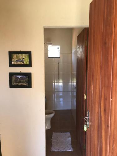 圣罗克迪米纳斯Chalé da Mata的一间带卫生间、淋浴和门的浴室