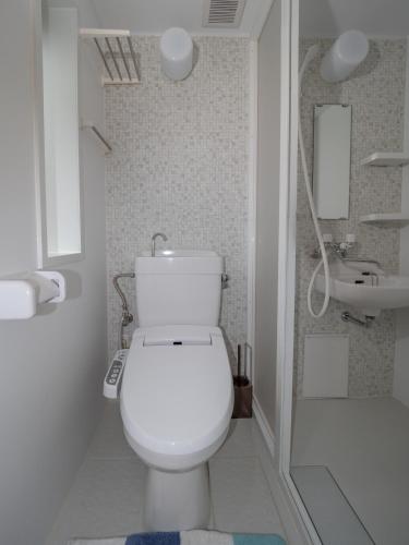 镰仓市Kamakura International House Family room w Shower Toilette - Vacation STAY 11601的白色的浴室设有卫生间和水槽。