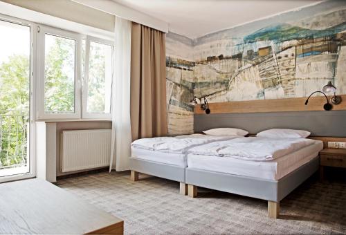 维斯瓦Dom Wczasowy Beskidy的一间卧室设有两张床,墙上挂着一幅画