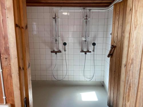 科特卡Kaunissaaren Maja的带淋浴的浴室