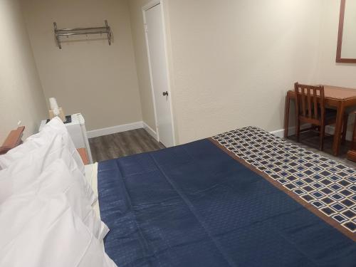 豪华套房酒店客房内的一张或多张床位