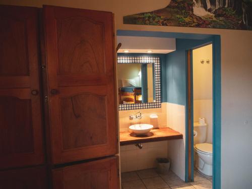 美国德尔苏尔卡拉法特旅馆的一间浴室