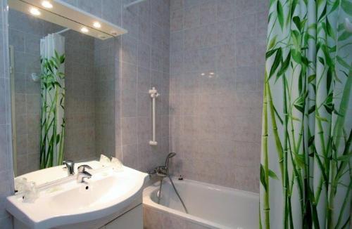 卢恰纳科里布里酒店的一间带水槽、浴缸和镜子的浴室