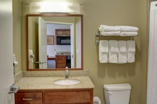 特克萨卡纳烛木套房酒店的一间浴室