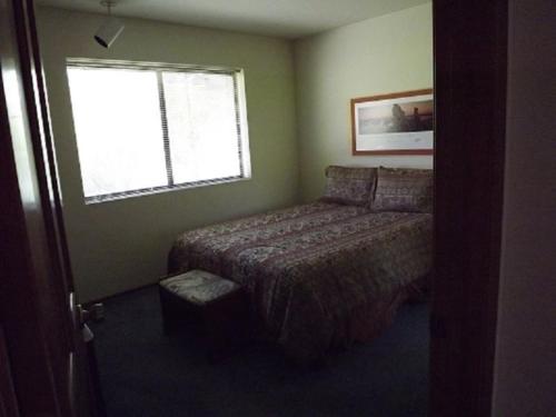 六月湖Rr-edgewater01的一间小卧室,配有床和窗户