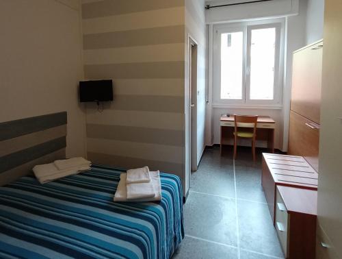 拉帕洛米尼翁波斯塔酒店 的客房设有床、桌子和窗户。