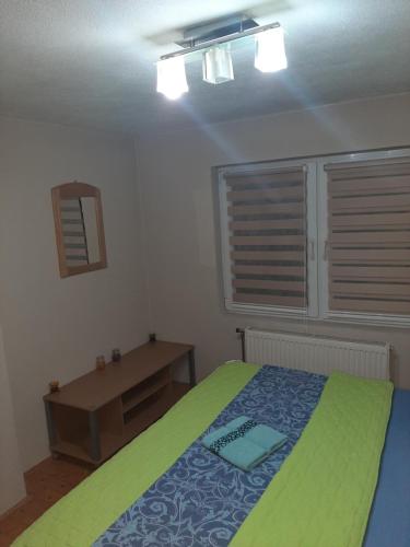 特拉夫尼克Stari Grad Migy Travnik Apartman的一间卧室配有一张床和一张桌子