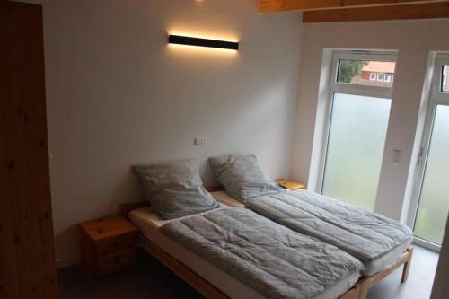 HolleFerienwohnung - Monteurunterkunft 31188 Holle的一张位于带窗户的房间的床