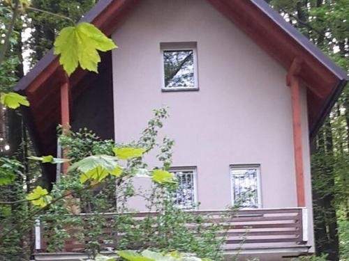 PrachovPeaceful Holiday Home in Hol n with Garden的一间白色的小房子,上面有窗户