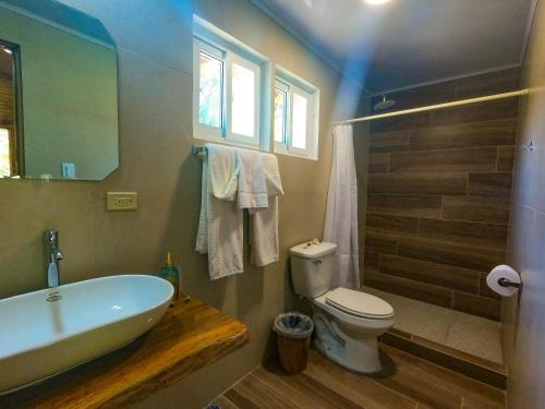 博卡斯德尔托罗霍斯佩达耶雅礼诺力酒店的带浴缸、卫生间和盥洗盆的浴室