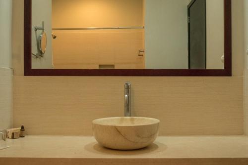 切图马尔Hotel Noor的浴室内的一个碗水槽,配有镜子