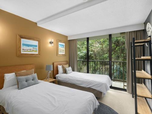 黄金海岸The Rocks Resort Unit 3D的带窗户的客房内的两张床