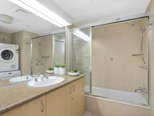黄金海岸The Rocks Resort Unit 3D的浴室配有水槽、淋浴和浴缸。