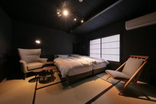 别府Yasuraginoyado Yufu的卧室配有一张床和一张桌子及椅子