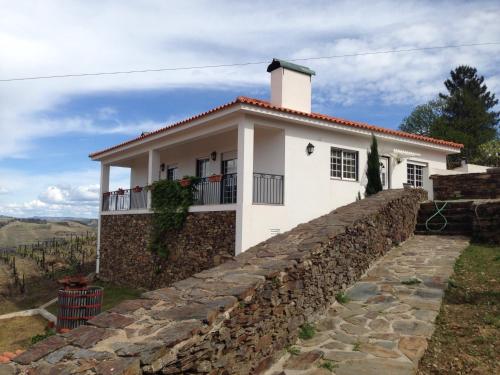 ProvesendeQuinta dos Espinheiros的白色的石墙房子