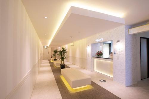 福山HOTEL xcell的大厅,带一张沙发和一张桌子的建筑