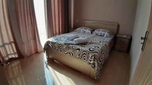 乌雷基Apartment IMERI的一间卧室配有一张带斑马图案床单和枕头的床。