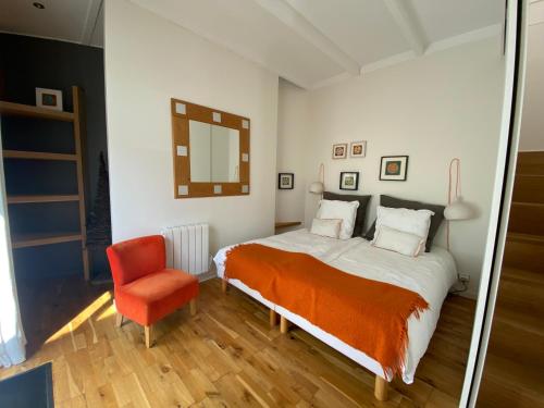维姆勒Alapause的一间卧室配有一张床和一张红色椅子