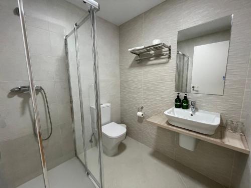 PortaVía Sacra的浴室配有卫生间、盥洗盆和淋浴。